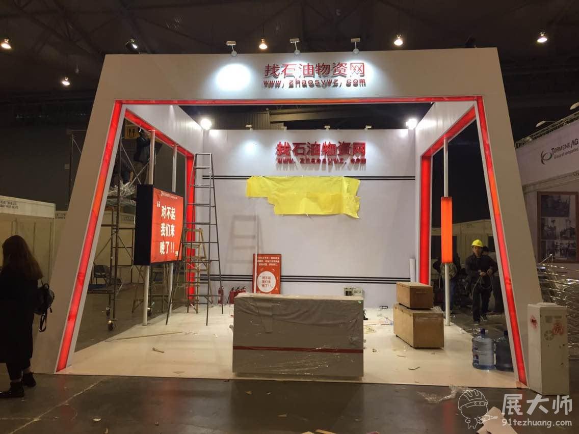 燈光中，展臺格外耀眼奪目。