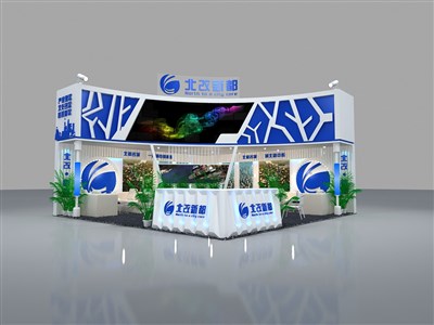 36平米展臺設(shè)計(jì)制作：二面開口/現(xiàn)代/型材結(jié)構(gòu)/藍(lán)色，為房產(chǎn)展展商而作（免費(fèi)使用）